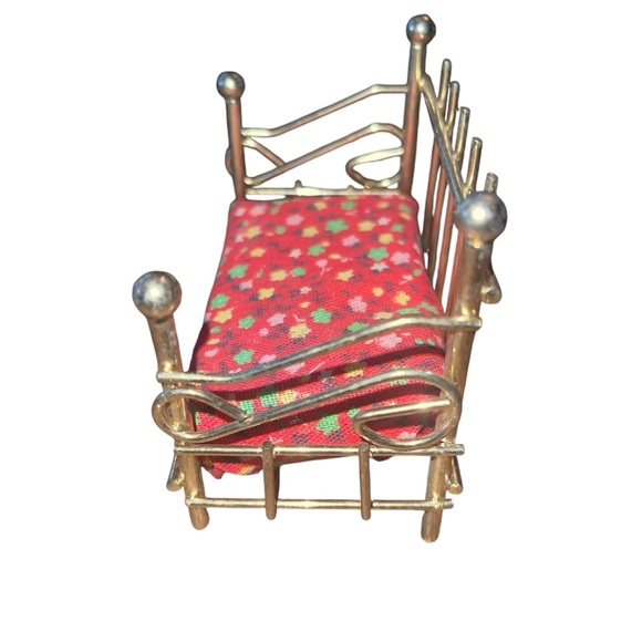 Vintage Brass DOLL HOUSE FURNITURE Bedroom Bed Frame Red Floral No Pillows - Picture 3 of 7